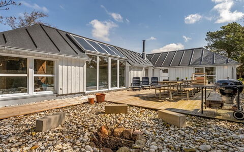 Fredsine - 900M from the Sea: Meubles, Mobilier De Jardin, Vaisselle, Table, Drinkware, Chaise, Tableau De Plein Air, Aliments, Bouteille