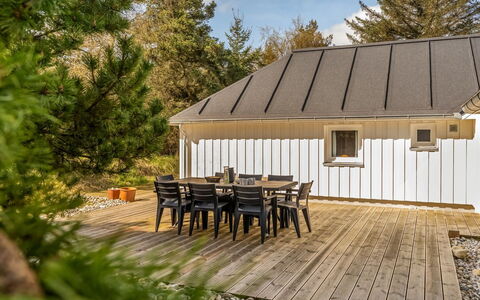 Fredsine - 900M from the Sea: Meubles, Mobilier De Jardin, Vaisselle, Table, Drinkware, Chaise, Tableau De Plein Air, Aliments, Bouteille