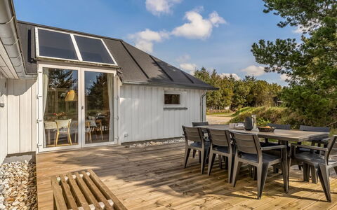 Fredsine - 900M from the Sea: Meubles, Mobilier De Jardin, Vaisselle, Table, Drinkware, Chaise, Tableau De Plein Air, Aliments, Bouteille