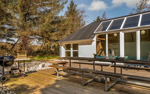 Fredsine - 900M from the Sea: Meubles, Mobilier De Jardin, Vaisselle, Table, Drinkware, Chaise, Tableau De Plein Air, Aliments, Bouteille