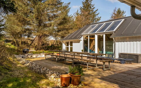 Fredsine - 900M from the Sea: Meubles, Mobilier De Jardin, Vaisselle, Table, Drinkware, Chaise, Tableau De Plein Air, Aliments, Bouteille