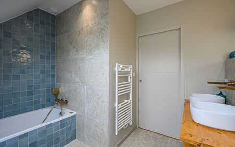 Villa Azur: Luminaire Plomberie, Salle De Bains, Robinet, Architecture, Bois, Design Intérieur, Sol, Sol, Bâtiment