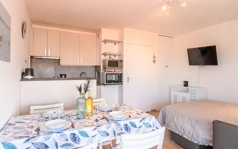 Les Gabiers: Propriété, Table, Cabinetry, Bleu Azur, Bois, Design Intérieur, Sol, Sol, Nappe De Table, Immobilier