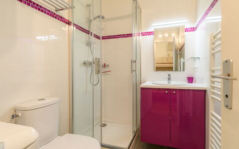 Les Gabiers: Propriété, Cabinetry, Violet, Miroir, Salle De Bains, Bâtiment, Luminaire Plomberie, Toilette, Design Intérieur
