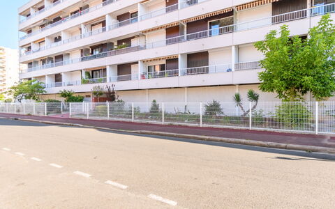 Les Gabiers: Bâtiment, Fenêtre, Ciel, Arbre, Maison, Design Urbain, Clôture, Composite, Façade