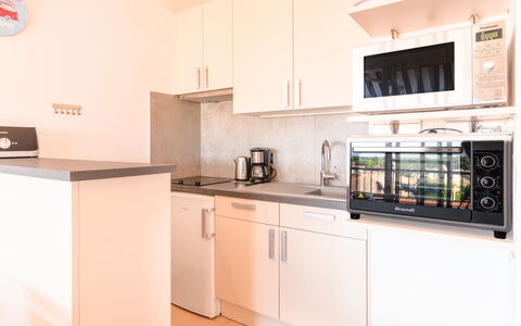 Les Gabiers: Cabinetry, Comptoir, Appareil De Cuisine, Électroménager, Cuisinière, Cuisine, Bâtiment, Bois, Design Intérieur, Principaux Appliance