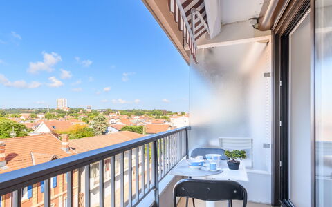 Les Gabiers: Bâtiment, Ciel, Propriété, Nuage, Plante, Table, Bois, Architecture, Ombre, Design Intérieur