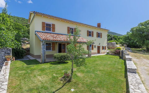 Lucija: L'Eau, Ciel, Bâtiment, Fenêtre, Piscine, Bleu Azur, Ombre, Composite, Immobilier, Loisir