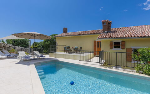 Lucija: L'Eau, Ciel, Bâtiment, Fenêtre, Piscine, Bleu Azur, Ombre, Composite, Immobilier, Loisir