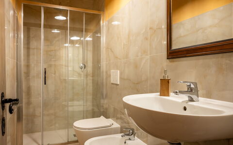 Villa Belvedere - Ambra: Salle De Bains, Luminaire Plomberie, Sol, Lavabo, Mur, Design Intérieur, Évier, Sol, Robinet, Miroir