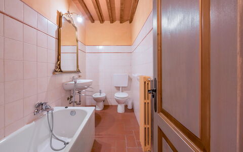 Belvedere - Falceto, Ambra, Toscana: Baignoire, Miroir, Propriété, Luminaire Plomberie, Robinet, Salle De Bains, Bâtiment, Évier, Design Intérieur, Architecture