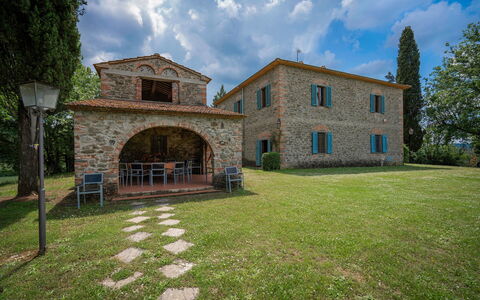 Belvedere - Falceto, Ambra, Toscana: Ciel, Nuage, Plante, Bâtiment, Fenêtre, Arbre, Maison, Lot Terre, Herbe, Paysage