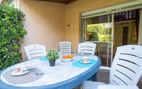 Le Jardin de Matisse: Plante, Meubles, Table, Propriété, Chaise, Fenêtre, Bleu Azur, Design Intérieur, Bâtiment, Architecture