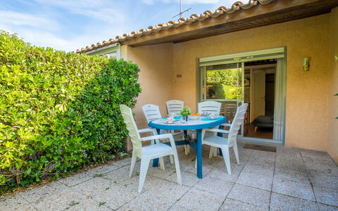Le Jardin de Matisse: Plante, Bâtiment, Table, Meubles, Ciel, Nuage, Propriété, Fenêtre, Chaise, Bleu Azur