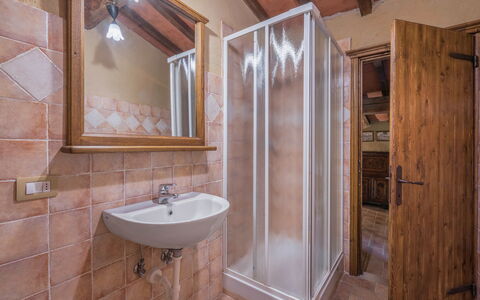 Mulino Al Suono - Badia Agnano, Toscana: Miroir, Robinet, Évier, Luminaire Plomberie, Propriété, Lavabo, Salle De Bains, Bois, Bâtiment, Design Intérieur