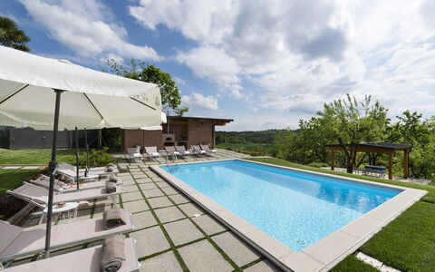 Casa San Grato - Roero - Langhe, Piemonte: Ciel, Nuage, Plante, Propriété, L'Eau, Piscine, Bleu Azur, Ombre, Mobilier De Jardin, Loisir