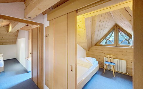 Ischgl 111: Bois, Plafond, Design Intérieur, Chambre, Grenier, Dur, Tache De Bois, Lit, Literie, Cabane En Rondins