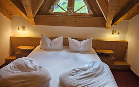 Ischgl 111: Meubles, Propriété, Bâtiment, Confort, Bois, Oreiller, Textile, Éclairage, Cadre De Lit, Design Intérieur