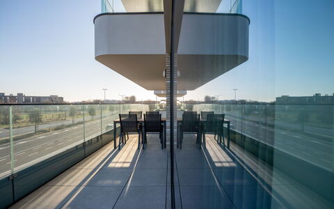 One with Terrace and Dune View: Ciel, Design Urbain, Ville, Façade, Symétrie, Bâtiment, Route, Composite, Métal, Verre