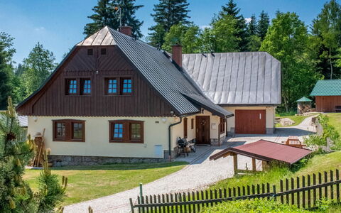 Anenské Údolí: Plante, Bâtiment, Ciel, Propriété, Fenêtre, Arbre, Maison, Bois, Lot Terre, Chalet