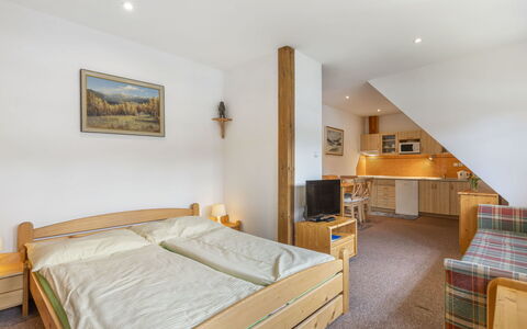 Anenské Údolí: Meubles, Domicile, Chambre, Pièce, Lit, Plafond, Chaise, Cadre De Lit, Cadre, Literie