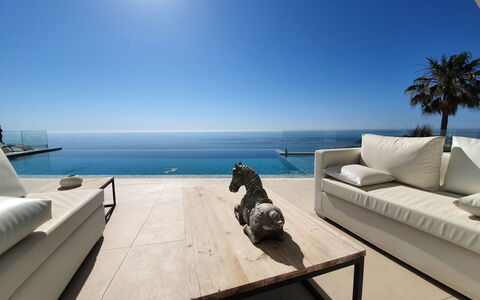 Luz: L'Eau, Ciel, Bleu Azur, Confort, Bâtiment, Mobilier De Jardin, Canapé, Plante, Ombre, Loisir