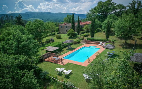 Borgo La Casina - Badia Agnano, Toscana: Nuage, Ciel, Plante, Arbre, Paysage Naturel, Design Urbain, Piscine, Herbe, Paysage, Loisir