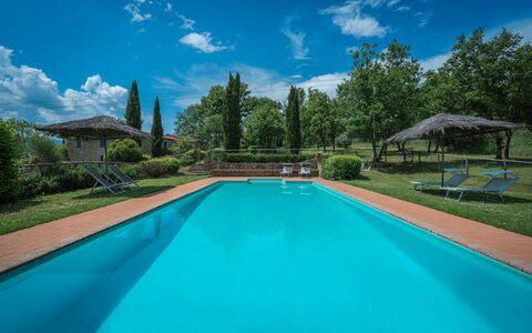 Borgo La Casina - Badia Agnano, Toscana: L'Eau, Nuage, Plante, Propriété, Ciel, Piscine, Bleu Azur, Bleu, Arbre, Ombre