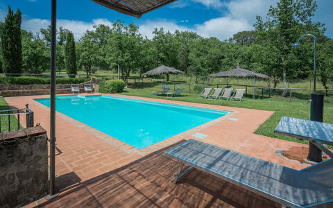 Borgo La Casina - Badia Agnano, Toscana: L'Eau, Ciel, Propriété, Plante, Piscine, Bâtiment, Nuage, Ombre, Bleu Azur, Arbre