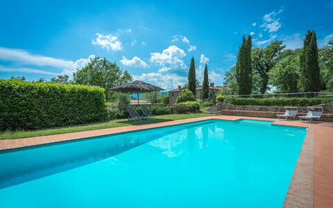 Borgo La Casina - Badia Agnano, Toscana: L'Eau, Nuage, Plante, Ciel, Propriété, Piscine, Bleu Azur, La Nature, Paysage Naturel, Bâtiment