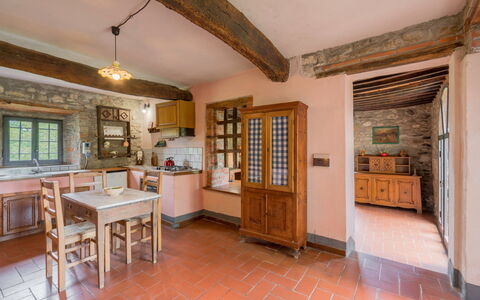 Borgo La Casina - Badia Agnano, Toscana: Table, Cadre, Meubles, Cabinetry, Bois, Chaise, Cuisine, Fenêtre, Comptoir, Design Intérieur