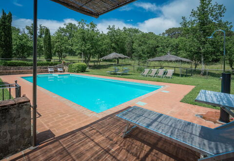 Borgo La Casina - Badia Agnano, Toscana: L'Eau, Ciel, Propriété, Plante, Piscine, Bâtiment, Nuage, Ombre, Bleu Azur, Arbre