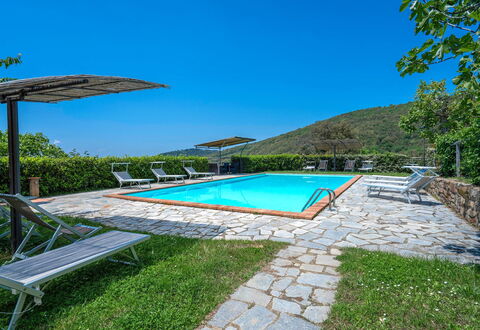 Colle Degli Ulivi - Cortona, Pool, Nature, Privacy: L'Eau, Ciel, Plante, Piscine, Parapluie, Mobilier De Jardin, Bâtiment, Ombre, Rectangle, Arbre