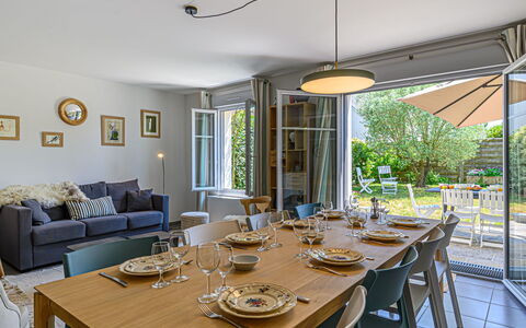 Carnac 224: Table, Meubles, Propriété, Chaise, Plante, Vaisselle, Fenêtre, Design Intérieur, Table Cuisine Et Salle A Manger, Bois