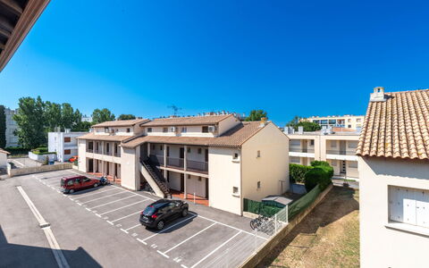 Les Huniers: Ciel, Bâtiment, Fenêtre, Propriété, Plante, Roue, Voiture, Véhicule, Bleu