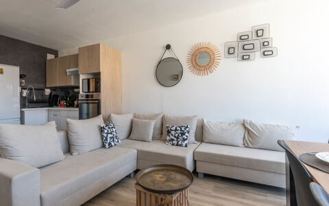 Les Huniers: Table, Meubles, Canapé, Propriété, Blanc, Bois, Éclairage, Design Intérieur, Salon, Ventilateur De Plafond