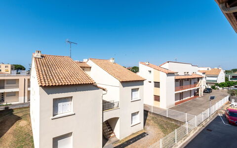Les Huniers: Ciel, Bâtiment, Fenêtre, Propriété, Bleu Azur, Maison, Design Urbain, Bois, Condominium