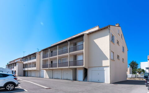 Les Huniers: Ciel, Bâtiment, Roue, Véhicule, Voiture, Fenêtre, Design Urbain, Façade, Condominium