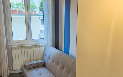 Apartment Tre - Diano Marina: Propriété, Canapé, Confort, Bois, Design Intérieur, Ombre, Lampe, Sol, Fenêtre, Sol