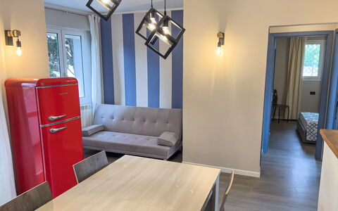 Apartment Tre - Diano Marina: Meubles, Bâtiment, Table, Bleu, Confort, Bois, Canapé, Salon, Design Intérieur, Sol