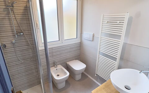 Apartment Tre - Diano Marina: Luminaire Plomberie, Évier, Lavabo, Salle De Bains, Design Intérieur, Sol, Toilette, Sol, Bois