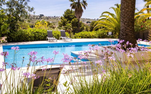 Villa Almandrina: Ciel, Nuage, L'Eau, Bâtiment, Plante, Bleu Azur, Arbre, Piscine, Condominium, Ombre