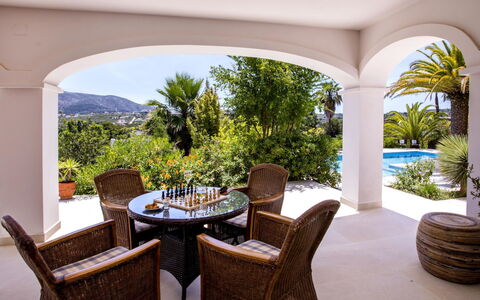Villa Almandrina: Ciel, Nuage, L'Eau, Bâtiment, Plante, Bleu Azur, Arbre, Piscine, Condominium, Ombre