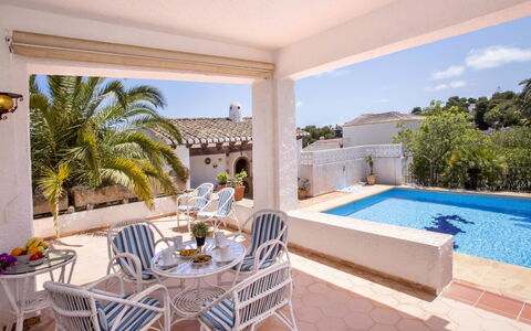 Casa Moser: Ciel, Nuage, L'Eau, Bâtiment, Plante, Bleu Azur, Arbre, Piscine, Condominium, Ombre