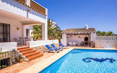 Casa Moser: Ciel, Nuage, L'Eau, Bâtiment, Plante, Bleu Azur, Arbre, Piscine, Condominium, Ombre