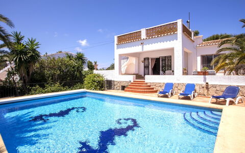Casa Moser: Ciel, Nuage, L'Eau, Bâtiment, Plante, Bleu Azur, Arbre, Piscine, Condominium, Ombre