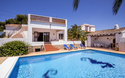 Casa Moser: Ciel, Nuage, L'Eau, Bâtiment, Plante, Bleu Azur, Arbre, Piscine, Condominium, Ombre