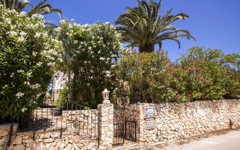 Casa Moser: Ciel, Nuage, L'Eau, Bâtiment, Plante, Bleu Azur, Arbre, Piscine, Condominium, Ombre