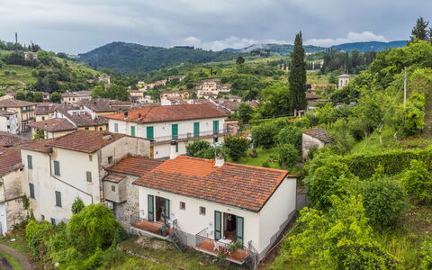 La Casina di Luca: Ciel, Nuage, L'Eau, Bâtiment, Plante, Bleu Azur, Arbre, Piscine, Condominium, Ombre