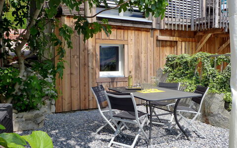 Tschingeli: L'Eau, Ciel, Table, Meubles, Propriété, Chaise, Bleu Azur, Tableau De Plein Air, Mobilier De Jardin, Vaisselle